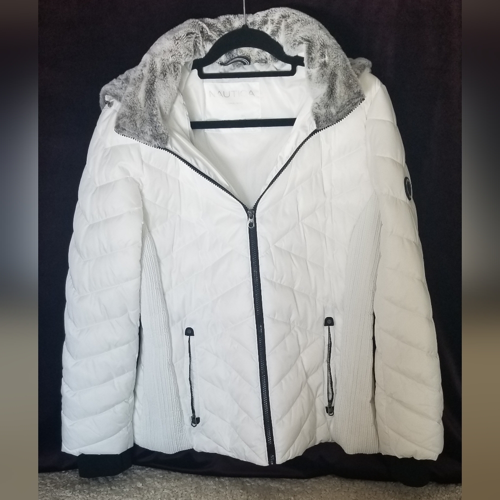 Nautica Women's White Puffer Jacket With A Faux Fur Trimmed Detachable Hood.